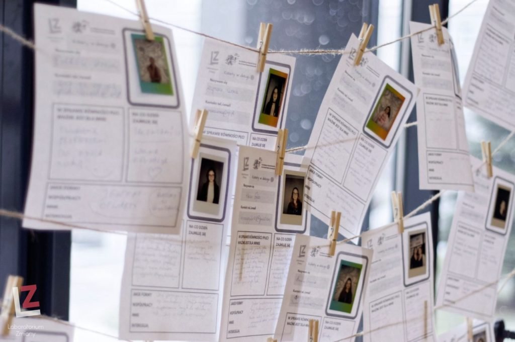 zawieszone na sznurkach wypisane formularze ze zdjęciami