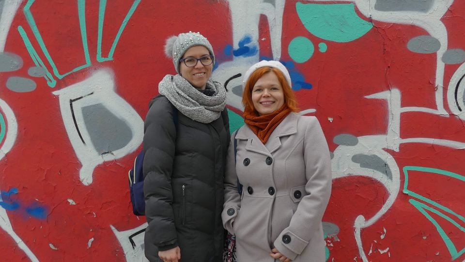 dwie kobiety ubrane w zimowe ciuchy