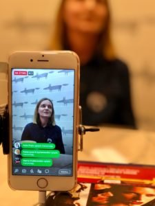 transmisja na żywo wypowiedzi kobiety udostępniana telefonem