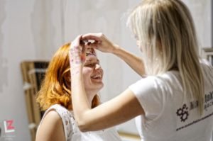 wizażystka maluje czoło kobiecie