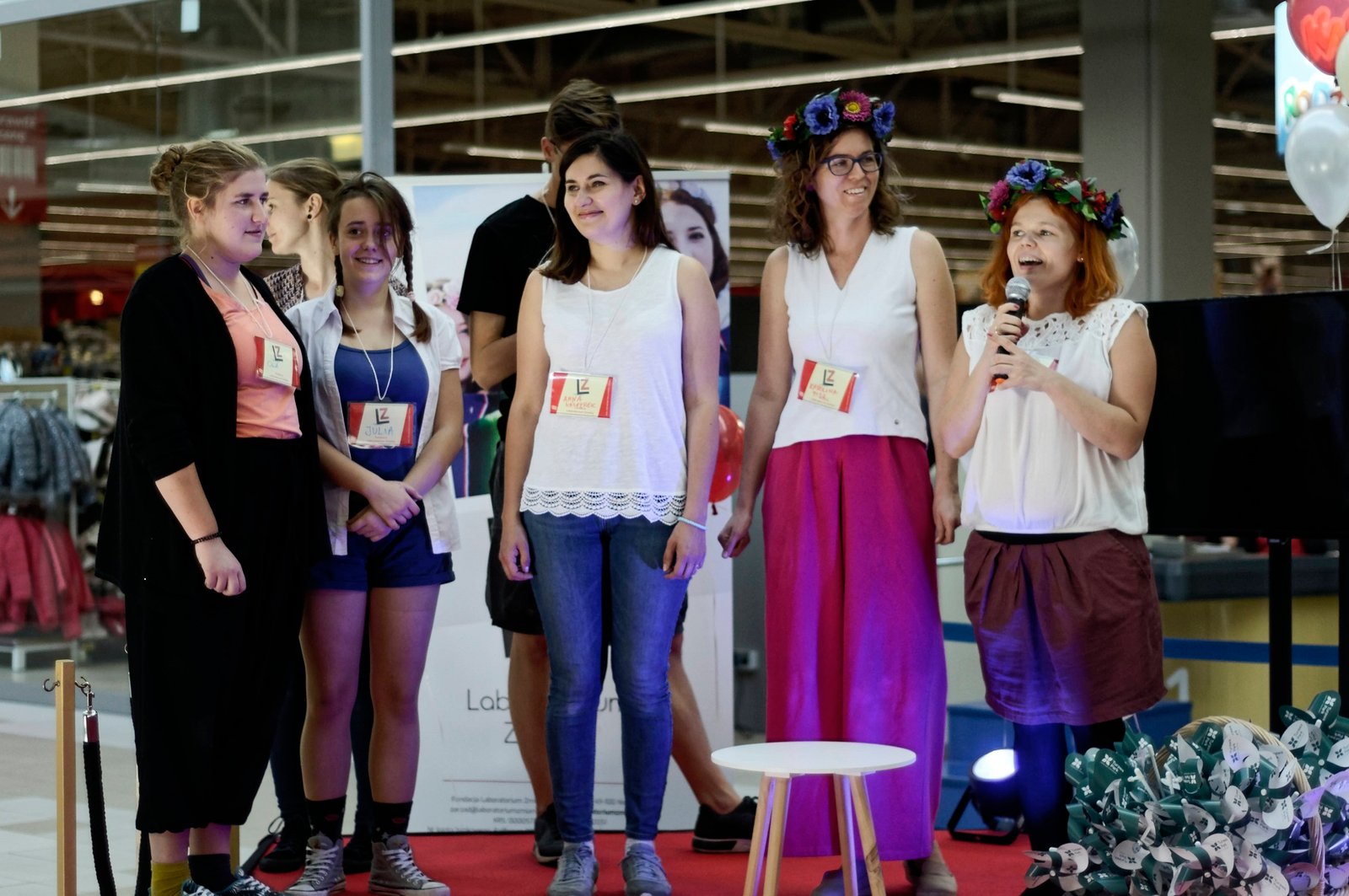 kobieta na scenie przemawia przez mikrofon