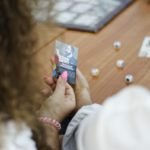 kobieta trzyma w ręce wycinek z Gazety opolskiej