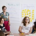 trzy uśmiechające się kobiety