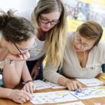 trzy kobiety analizują projekty