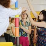 piramida z talerzyków i kolorowych kartek papieru zwiniętych w rulon