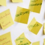 Biała tablica z żółtymi karteczkami samoprzylepnymi z wypisanymi cechami osobowości tj: kreatywny, empatia, współpraca