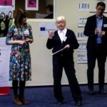 wystąpienie starszej kobiety