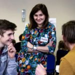 uśmiechająca się kobieta i mężczyzna