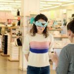 kobieta z opaską na oczach