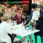 mama z dzieckiem przy stoisku