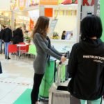 kobieta w bluzie z napisem: "INSTRUKTOR calypso"