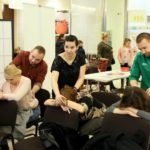 masaż ramion trzech kobiet