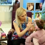 wizażystka maluje twarz dziecku