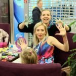 dwie kobiety pokazują dłonie