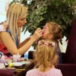 wizażystka maluje twarz dziecka