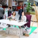 dwie kobiety siedzą przy stole z napisem: "#ODWAŻNE META"