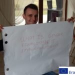 mężczyzna z dużym, białym arkuszem papieru