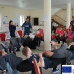 grupa osób leżących w kręgu na krzesłach