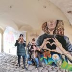 graffiti na murze kobiety pokazującej rękoma serce