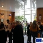 grupa stojących osób podczas posiłku