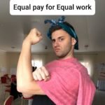 przebrany mężczyzna z zaciśniętymi dłońmi