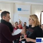 mężczyzna wręczający kobiecie nagrodę