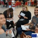 mężczyzna z wieloma kartkami papieru w dłoniach