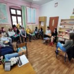 pełna sala młodzieży siedzących na krzesłach