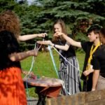 grupa osób w plenerze realizuje projekt