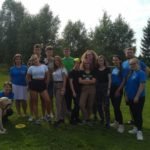 zdjęcie grupy osób z psem