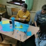 kolorowy projekt tworzony przez młodzież