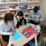 kolorowy projekt tworzony przez młodzież