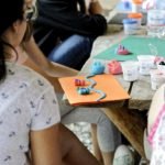 figurki z plasteliny ułożone na kartce papieru