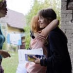 dwie kobiety przytulają się