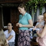 kobieta trzymająca na rękach niemowlę