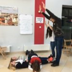 dwie osoby z uniesionymi do góry rękoma