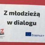 kartka z napisem: "Z młodzieżą w dialogu"