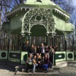 grupa osób pozuje do zdjęcia na dworze